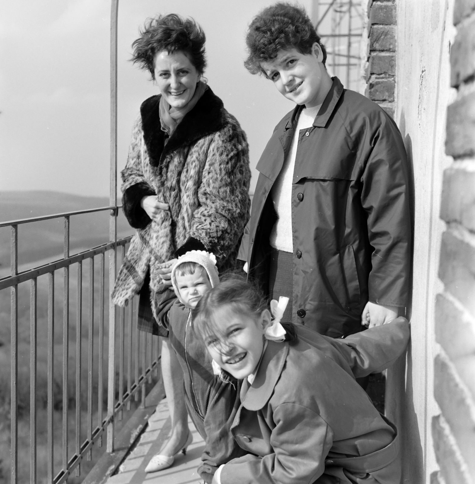 Hungary, Pécs, Misina tető, a felvétel a Mecsek Egyesület Kiss József-kilátóján készült., 1963, Szilvási hagyaték, mother, kids, balcony, wind, Fortepan #266370