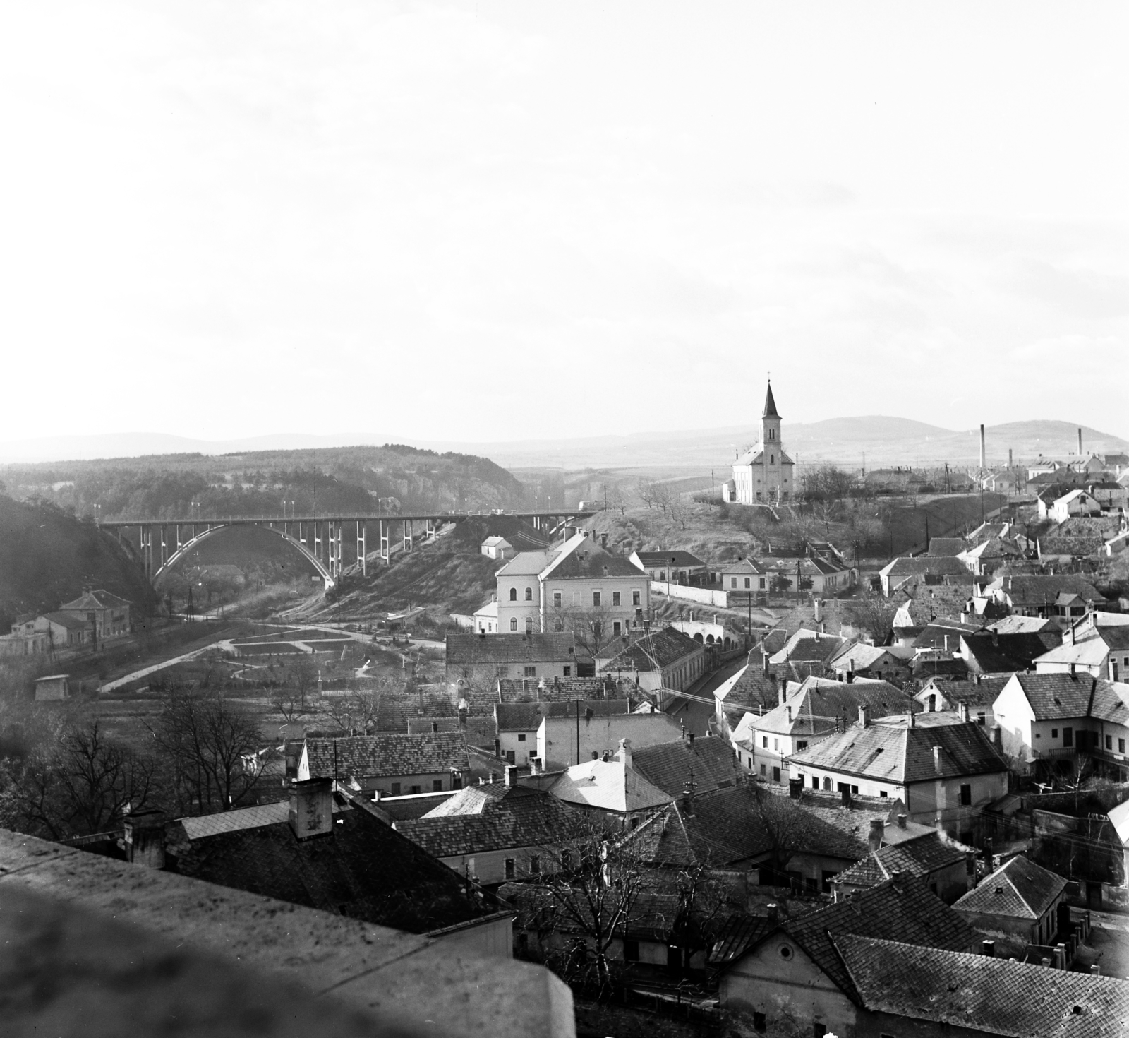 Magyarország, Veszprém, Várkilátó, kilátás a Szent István völgyhíd (Viadukt) és a Szent László-templom felé., 1963, Szilvási hagyaték, Fortepan #266375