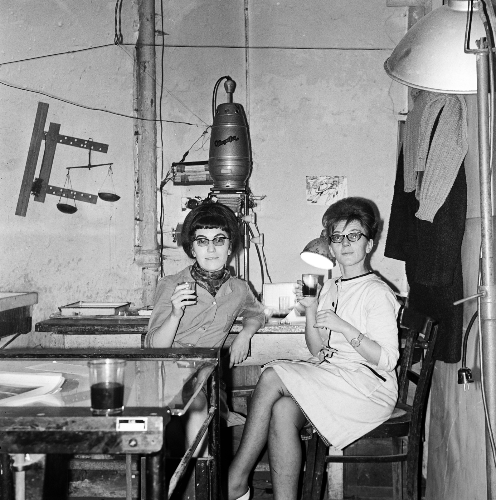 1965, Szilvási hagyaték, Best of, enlarger, photo lab, scale, drinking, Fortepan #266379