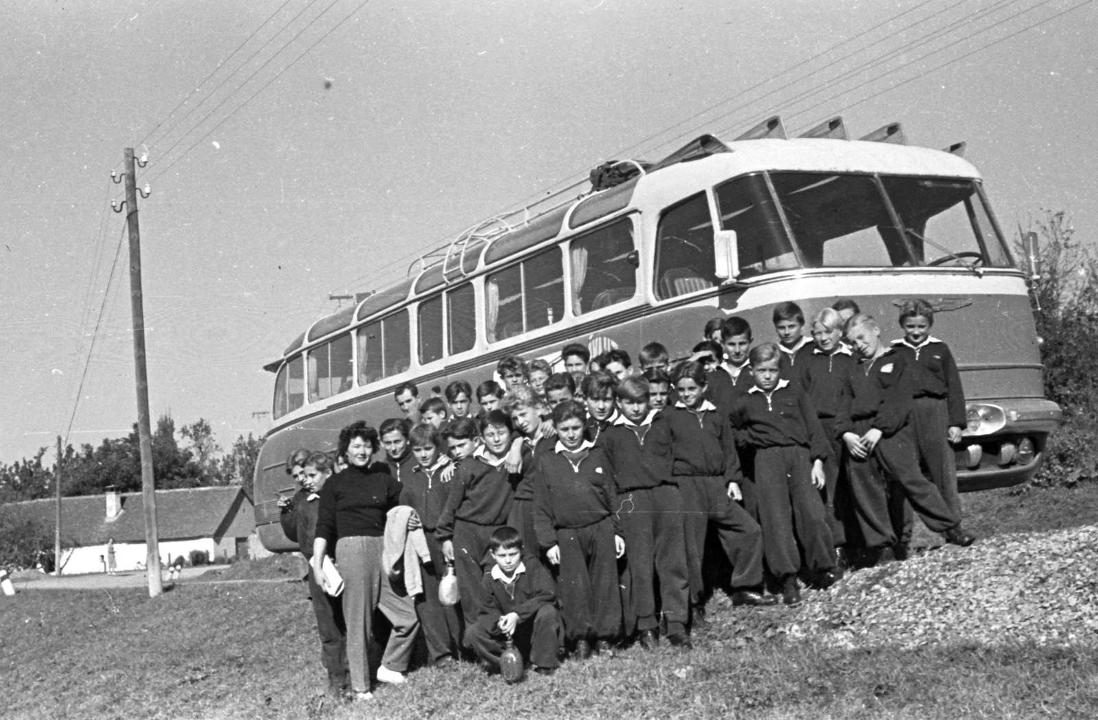 Magyarország, Ikarus 55, Kirándulóbusz Pécs és Kőszeg között., 1960, Baráth Endre, közlekedés, jármű, iskola, kirándulás, autóbusz, magyar gyártmány, Ikarus-márka, MÁVAUT-szervezet, Ikarus 55, Fortepan #26638