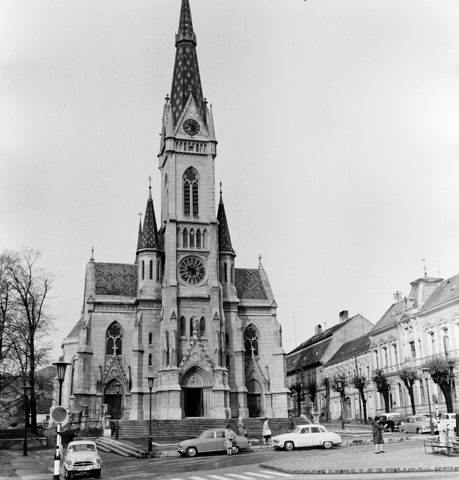 Hungary, Kőszeg, Fő (Köztársaság) tér, szemben a Jézus Szíve-templom., 1966, Szilvási hagyaték, Fortepan #266394