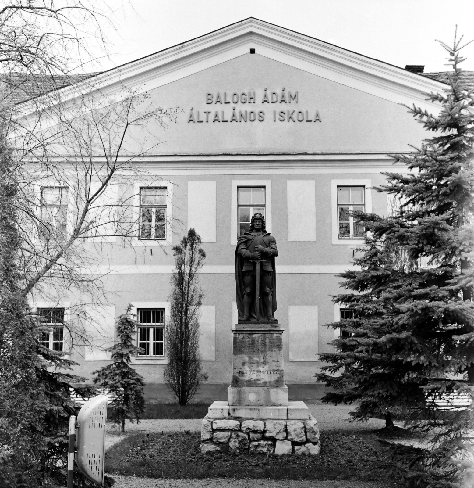 Magyarország, Kőszeg, Várkör (Béke út), szemben Hunyadi Mátyás szobra (Székely Károly, 1935.), háttérben a Béri Balogh Ádám Általános Iskola (egykor Kelcz-Adelffy konvertita árvaház)., 1966, Szilvási hagyaték, iskola, Fortepan #266397