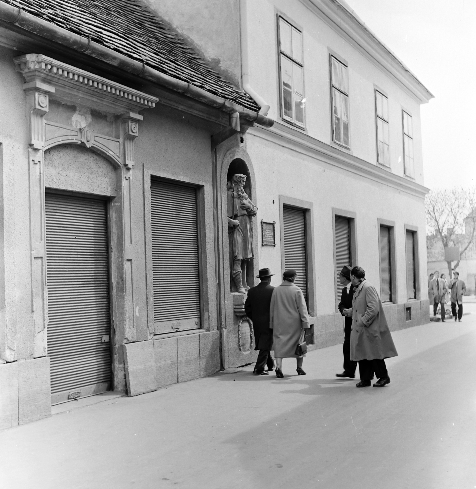 Hungary, Kőszeg, Városház utca, szemben balra a 3-as számú ház Szent Jakab szobrával (az "1729-ből származó szobor eredetileg a város alsókapujának hídfőjén állott")., 1966, Szilvási hagyaték, Fortepan #266401