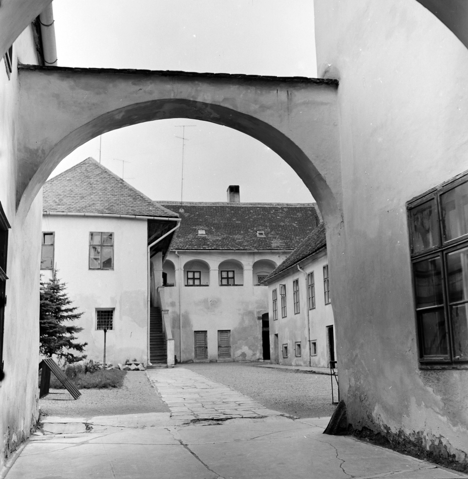 Hungary, Kőszeg, Jurisics tér 8., a Városháza udvara., 1966, Szilvási hagyaték, castle district, Fortepan #266403