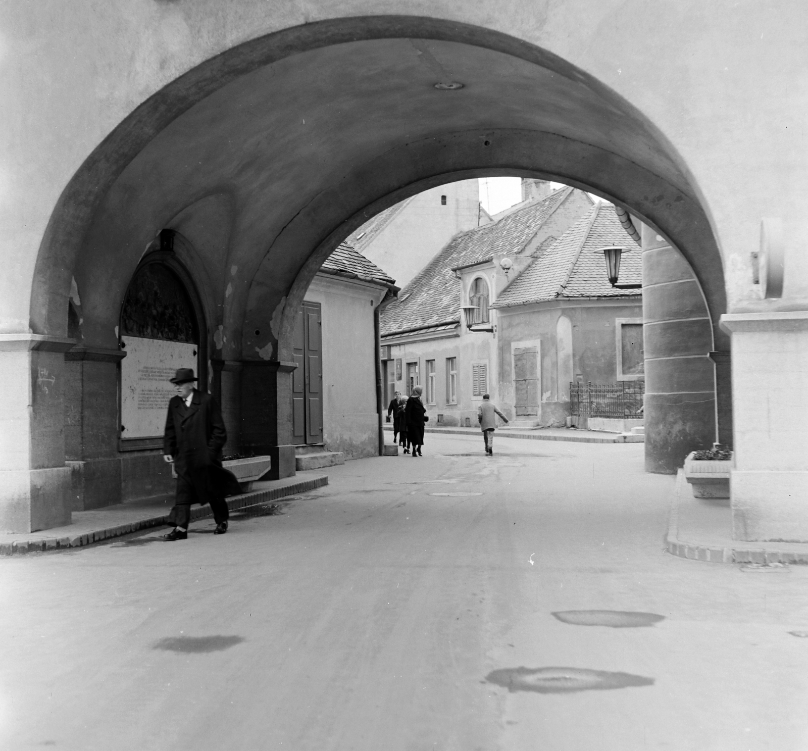 Hungary, Kőszeg, Hősök kapuja a Jurisics tér felől a Városház utca felé nézve., 1966, Szilvási hagyaték, Fortepan #266404