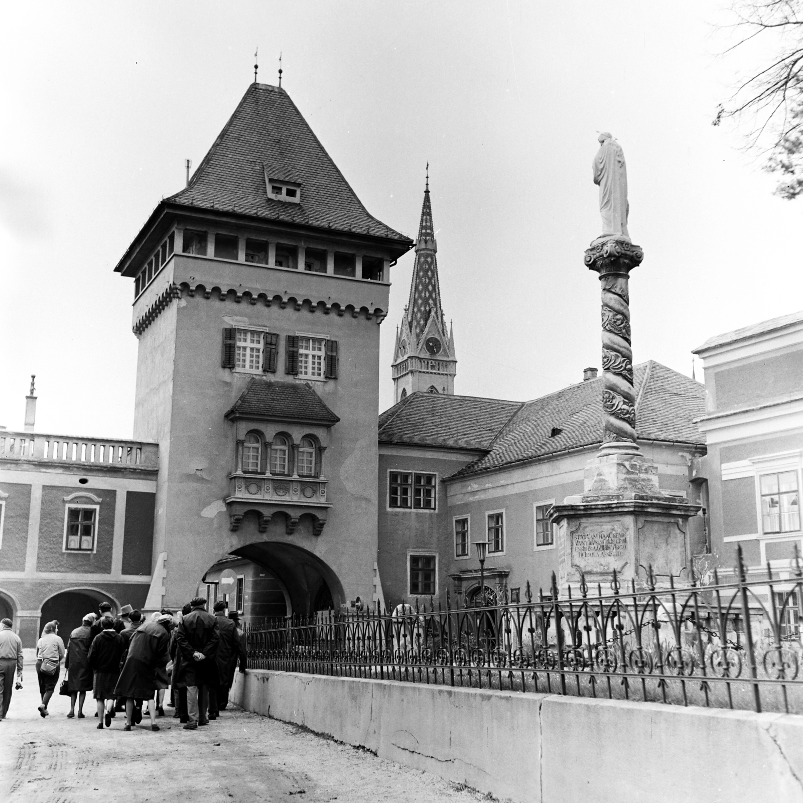 Hungary, Kőszeg, Jurisics tér, szemben a Hősök kapuja., 1966, Szilvási hagyaték, Marie pillar, gate tower, Fortepan #266405