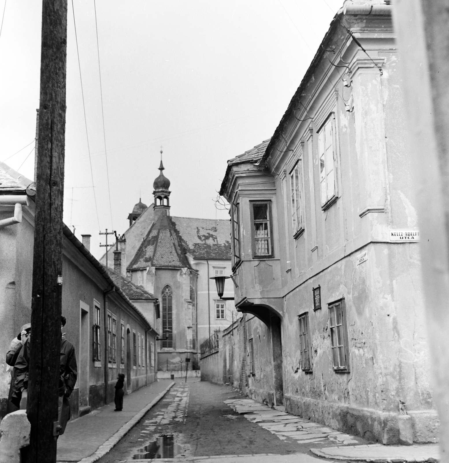 Magyarország, Kőszeg, Bem József utca a Kelcz-Adelffy utca felől a Jurisics tér felé nézve, háttérben a Szent Jakab-templom., 1966, Szilvási hagyaték, Fortepan #266406