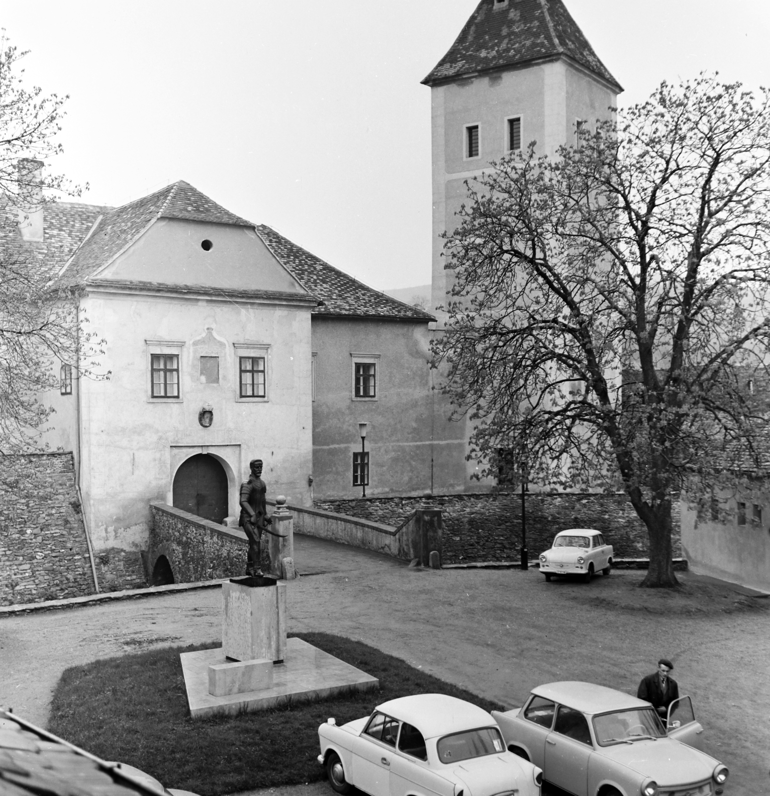 Magyarország, Kőszeg, a Jurisics-vár előudvara, előtérben Jurisics Miklós szobra (Mikus Sándor, 1963.)., 1966, Szilvási hagyaték, Fortepan #266409