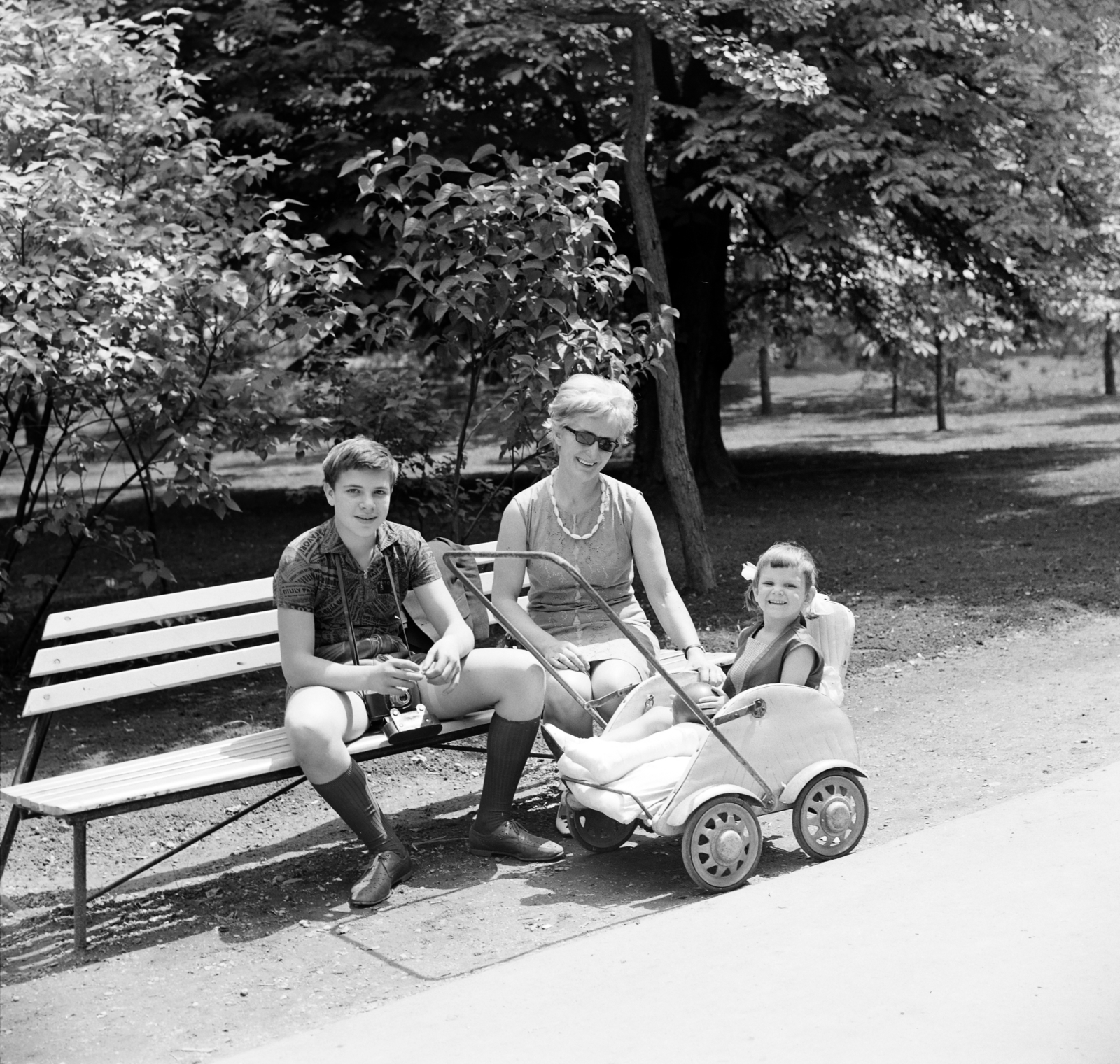 1968, Szilvási hagyaték, baby carriage, camera, photo aspect ratio: square, girl, bench, ribbon, Fortepan #266413