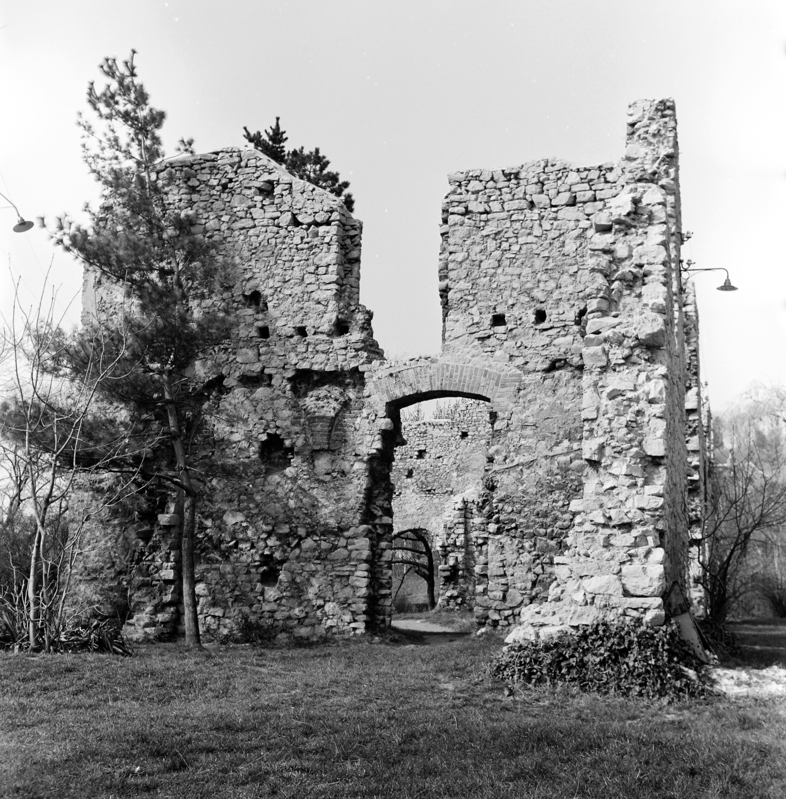 Hungary, Pécs, Tettye városrész, a püspöki nyaraló romja., 1957, Szilvási hagyaték, photo aspect ratio: square, ruins, Fortepan #266423