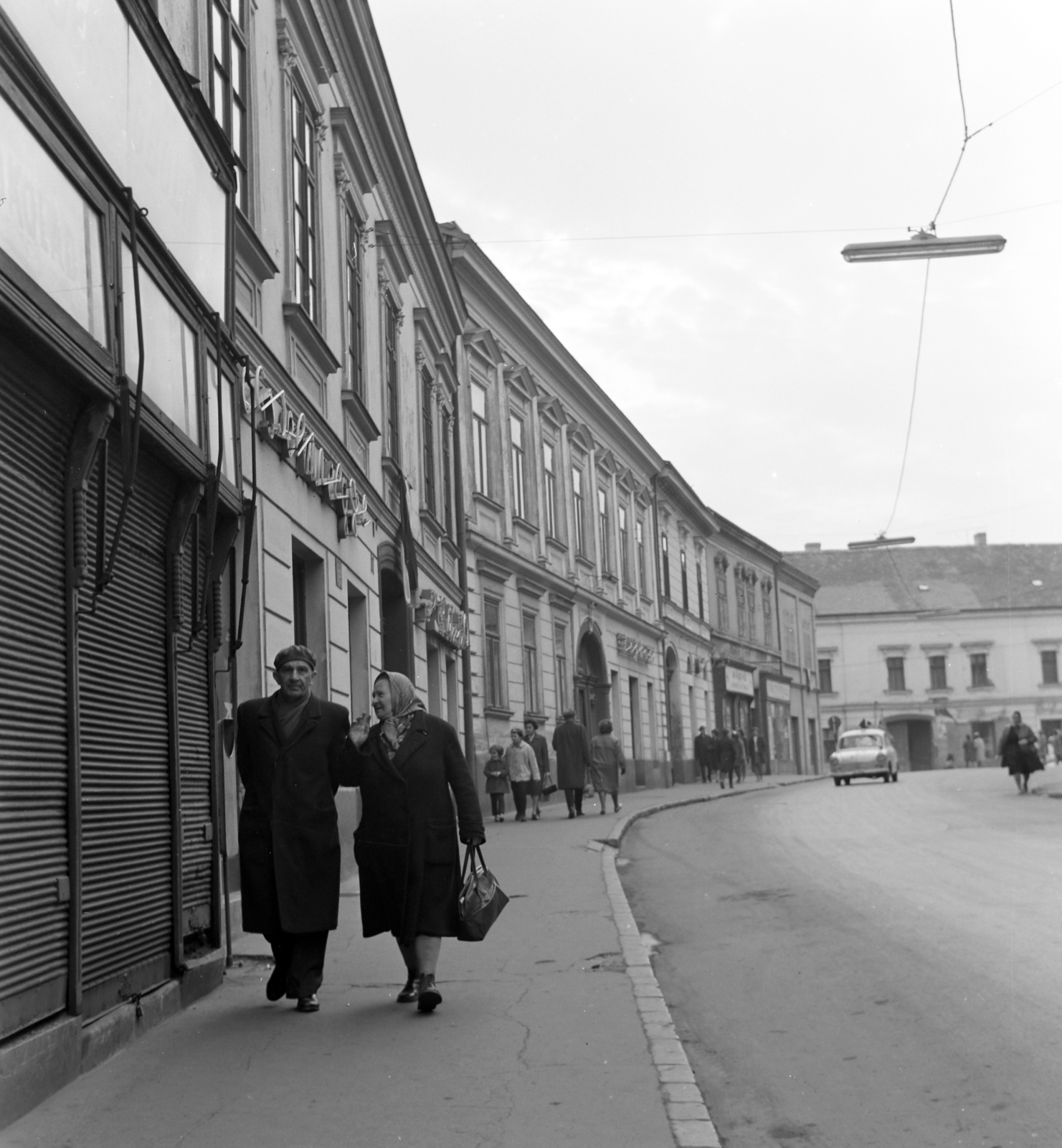 Magyarország, Pécs, Jókai tér, a felvétel az 1-es számú ház előtt készült a Széchenyi térnél, szemben a Jókai utca sarkán álló ház látható., 1962, Szilvási hagyaték, Fortepan #266425