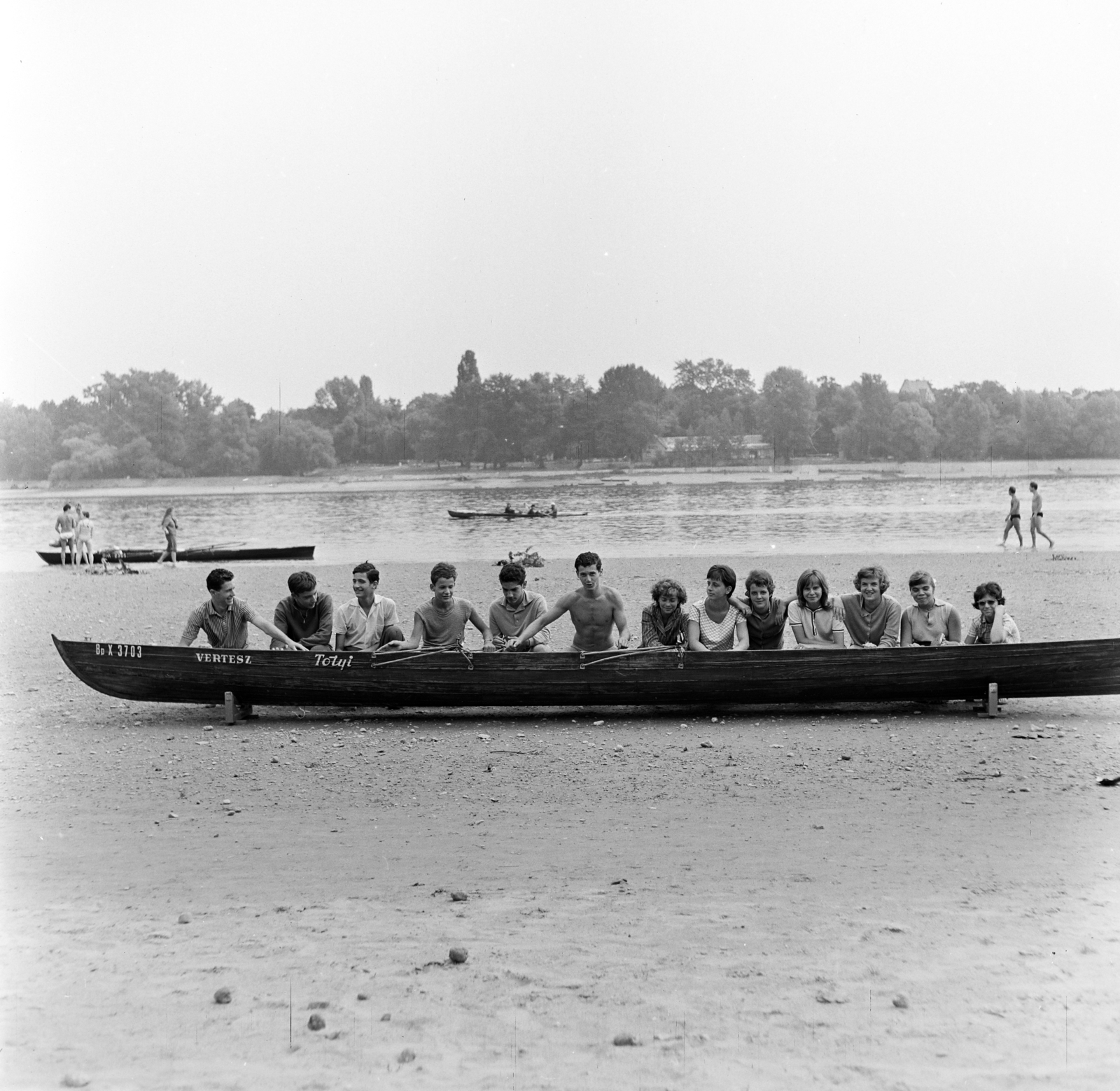 Magyarország, Szigetmonostor, Horány, a felvétel a Vörös Meteor Erdei Telep előtti Duna-parton készült., 1966, Szilvási hagyaték, libasor, csónak, evezés, csoportkép, kielboot, Duna, Fortepan #266428