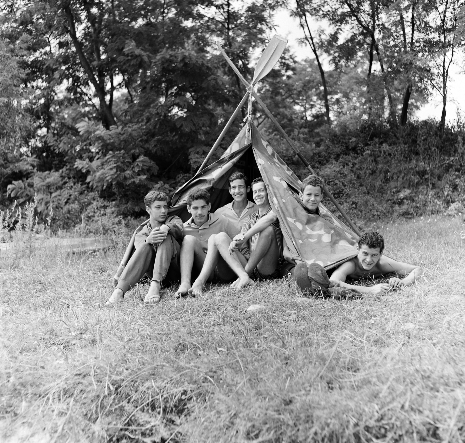 Hungary, Szigetmonostor, Horány, a felvétel a Vörös Meteor Erdei Telep előtti Duna-parton készült., 1966, Szilvási hagyaték, tent, camouflage pattern, paddle, ground cloth, Fortepan #266430