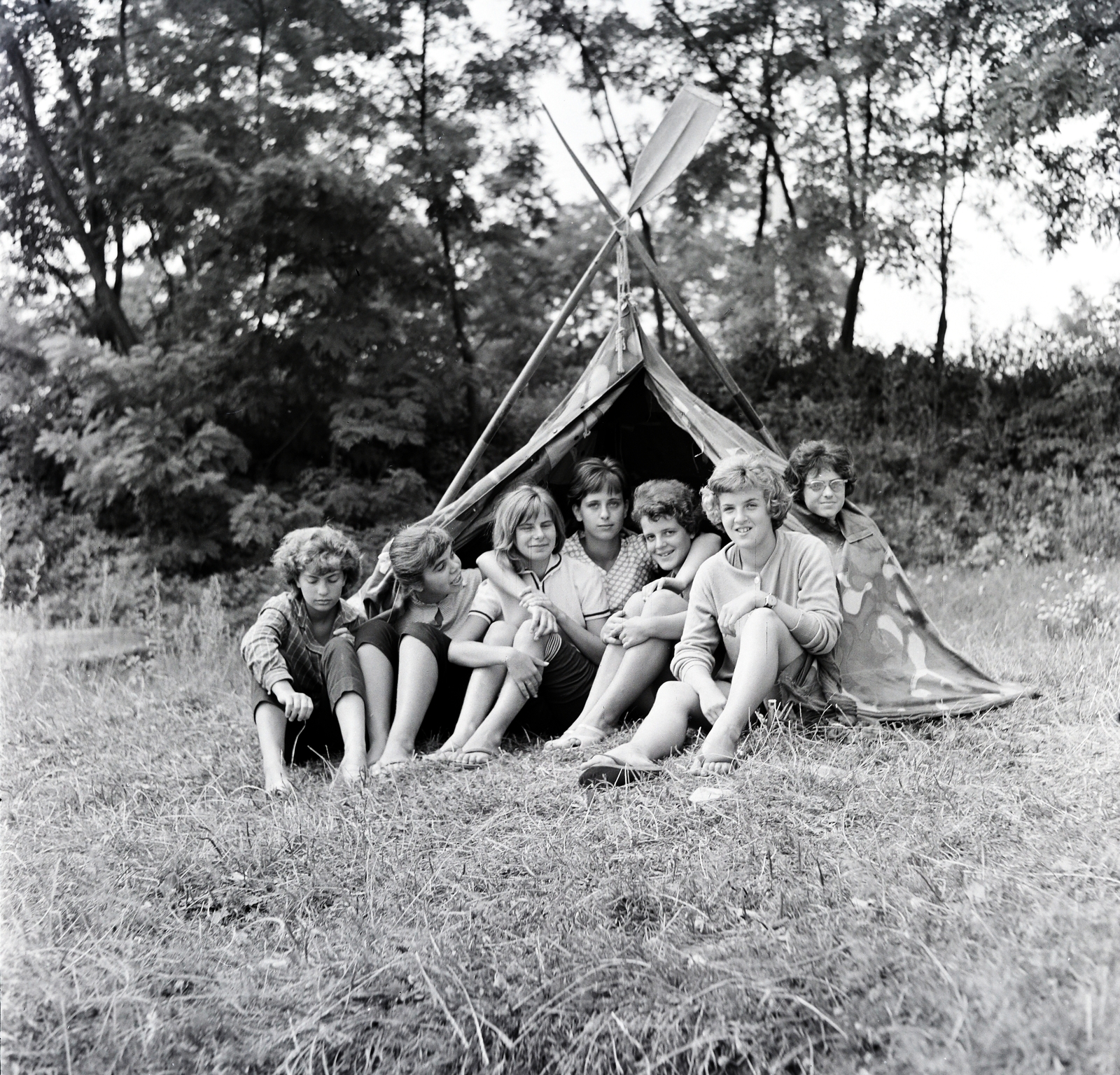 Magyarország, Szigetmonostor, Horány, a felvétel a Vörös Meteor Erdei Telep előtti Duna-parton készült., 1966, Szilvási hagyaték, sátor, terepminta, evező, sátorlap, Fortepan #266431
