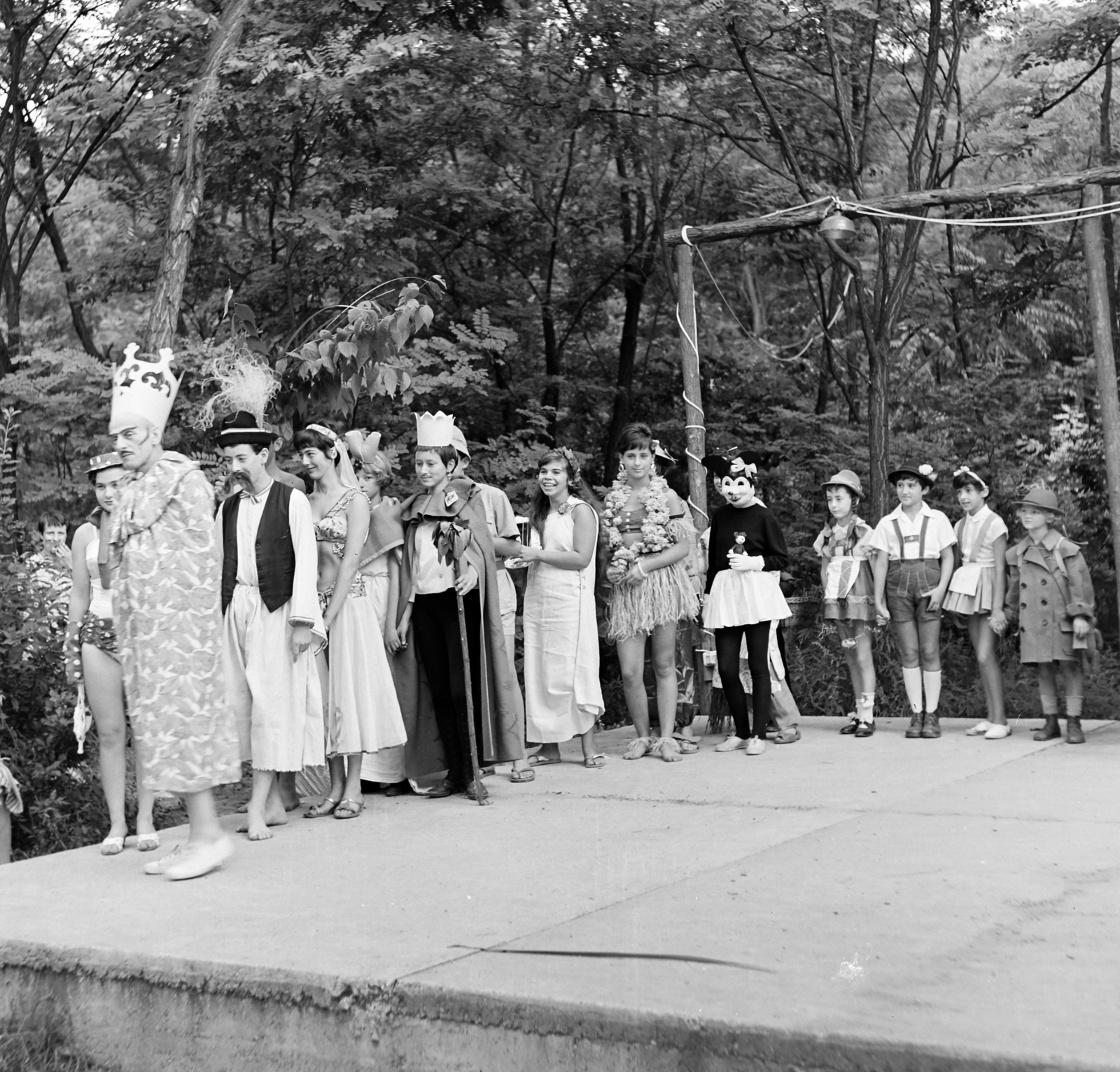 Hungary, Szigetmonostor, Horány, a Vörös Meteor Erdei Telep előtti Duna-part, karnevál., 1966, Szilvási hagyaték, carnival, Fortepan #266433