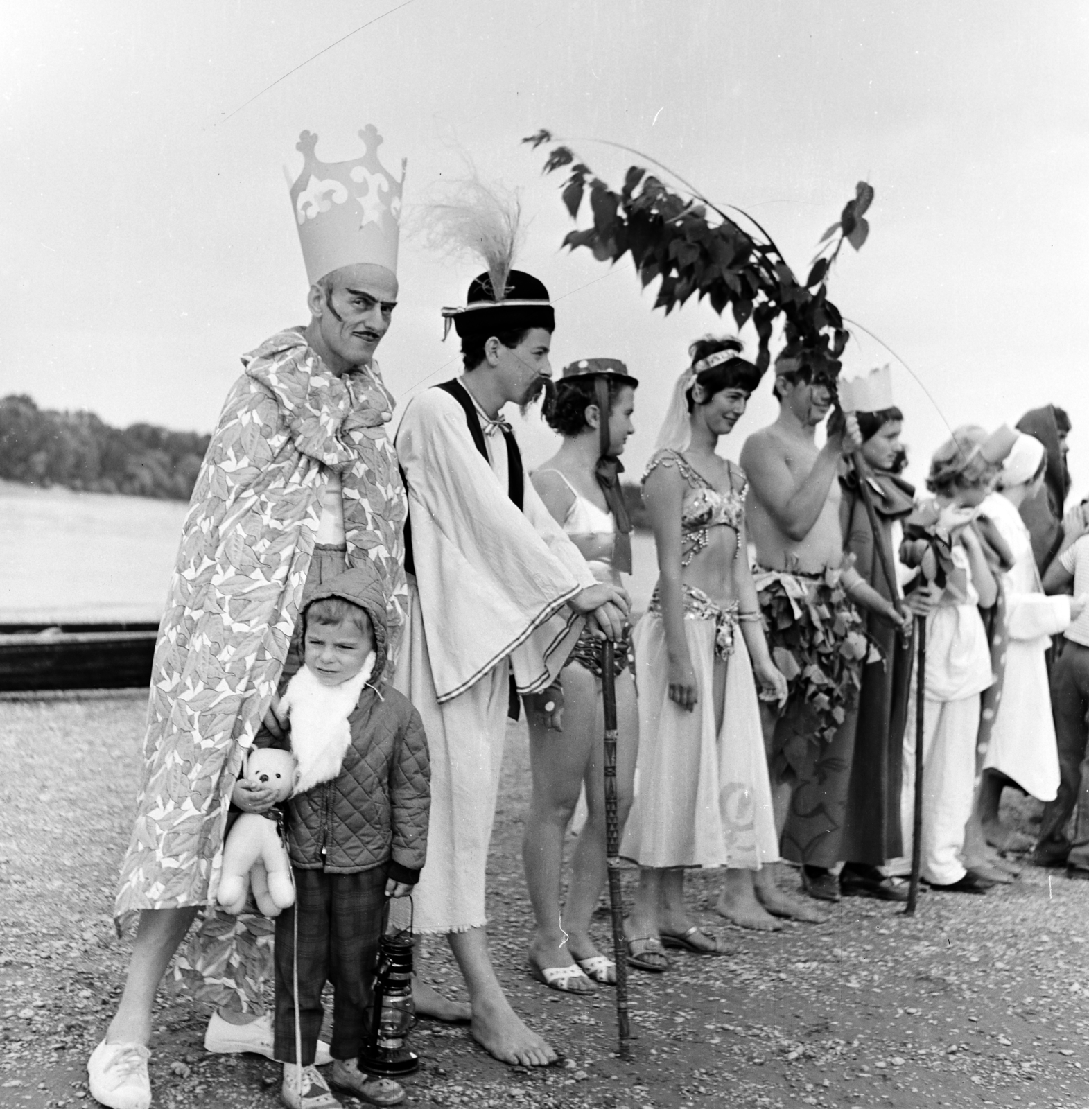 Hungary, Szigetmonostor, Horány, a Vörös Meteor Erdei Telep előtti Duna-part, karnevál., 1966, Szilvási hagyaték, carnival, Fortepan #266434