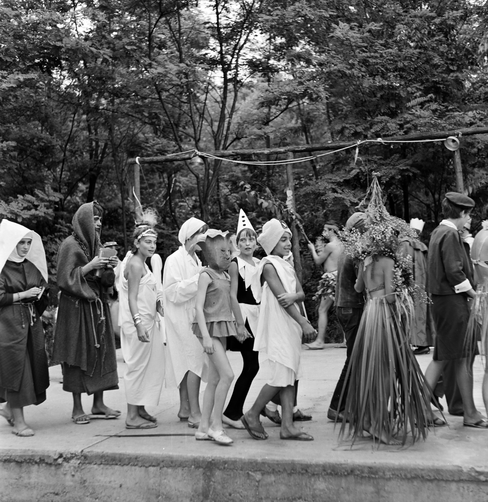 Hungary, Szigetmonostor, Horány, a Vörös Meteor Erdei Telep előtti Duna-part, karnevál., 1966, Szilvási hagyaték, Best of, carnival, Fortepan #266436