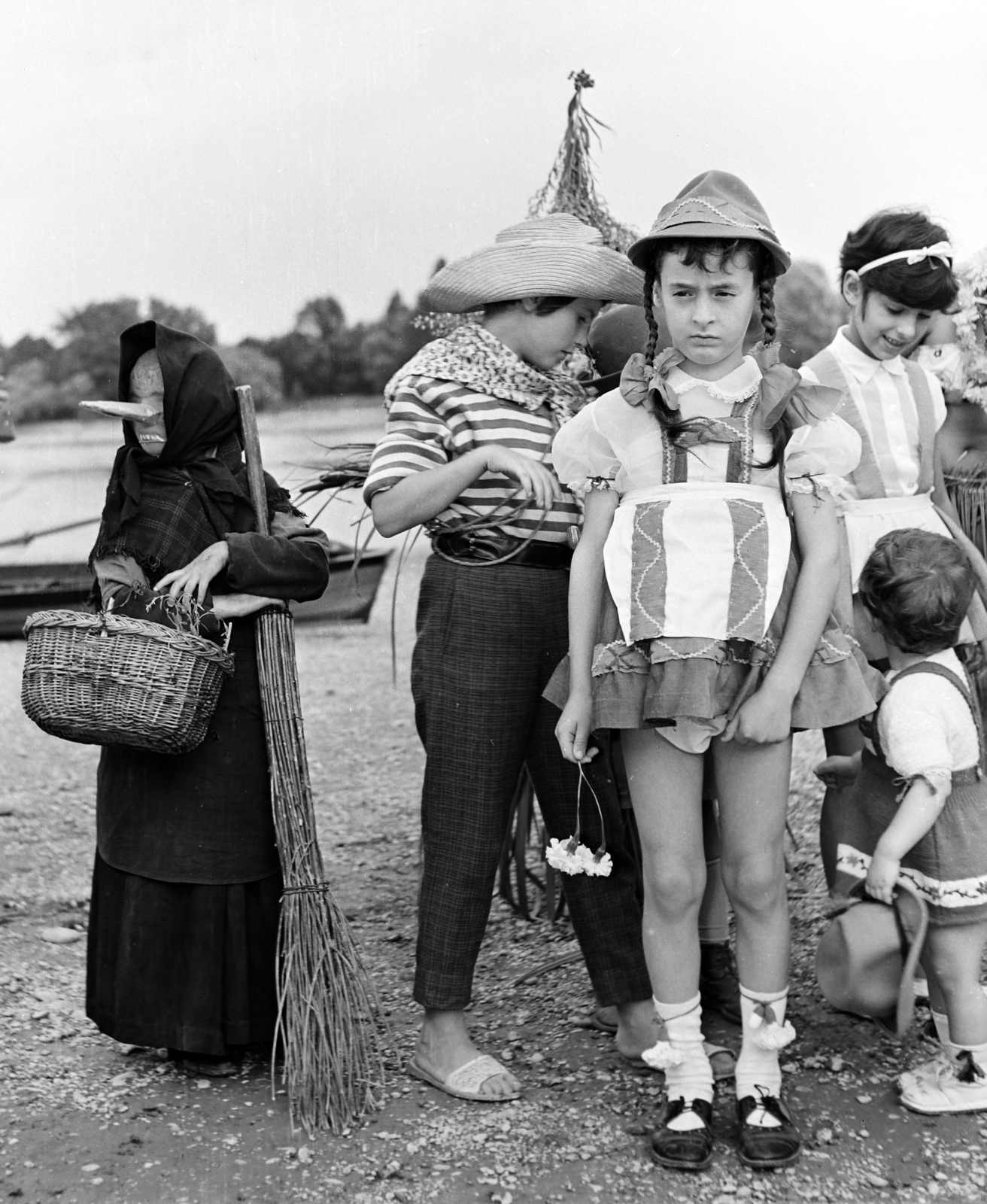 Hungary, Szigetmonostor, Horány, a Vörös Meteor Erdei Telep előtti Duna-part, karnevál., 1966, Szilvási hagyaték, carnival, Fortepan #266437