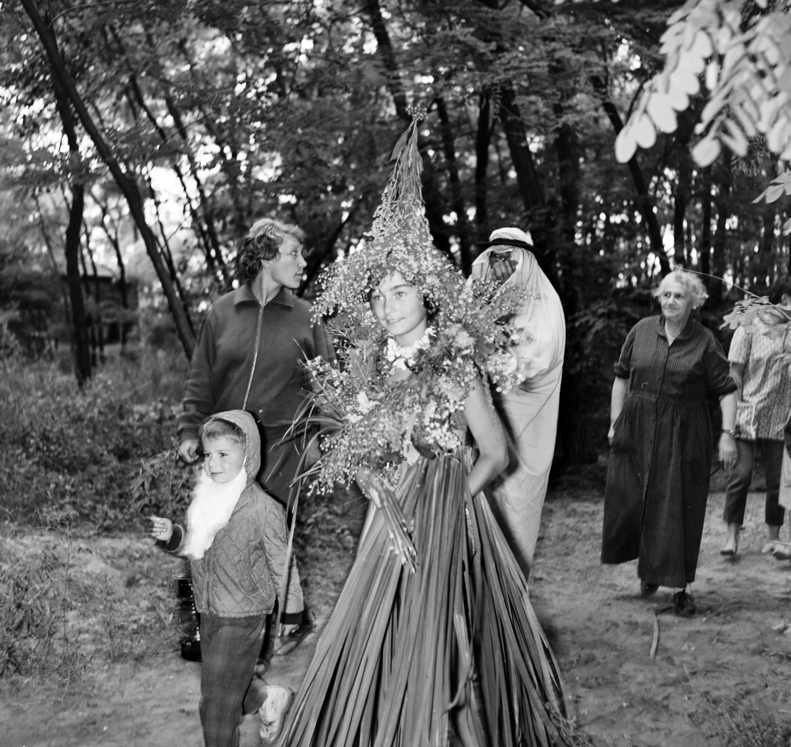 Magyarország, Szigetmonostor, Horány, a Vörös Meteor Erdei Telep előtti Duna-part, karnevál., 1966, Szilvási hagyaték, Fortepan #266439