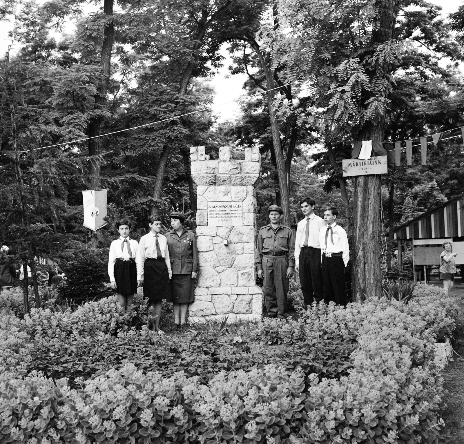 Hungary, Szigetmonostor, Horány, a Természetbarátok Turista Egyesülete (TTE) Vörös Meteor vizitelepe, munkásmozgalmi emlékmű., 1965, Szilvási hagyaték, Workers' Militia, pioneer, monument, Fortepan #266457