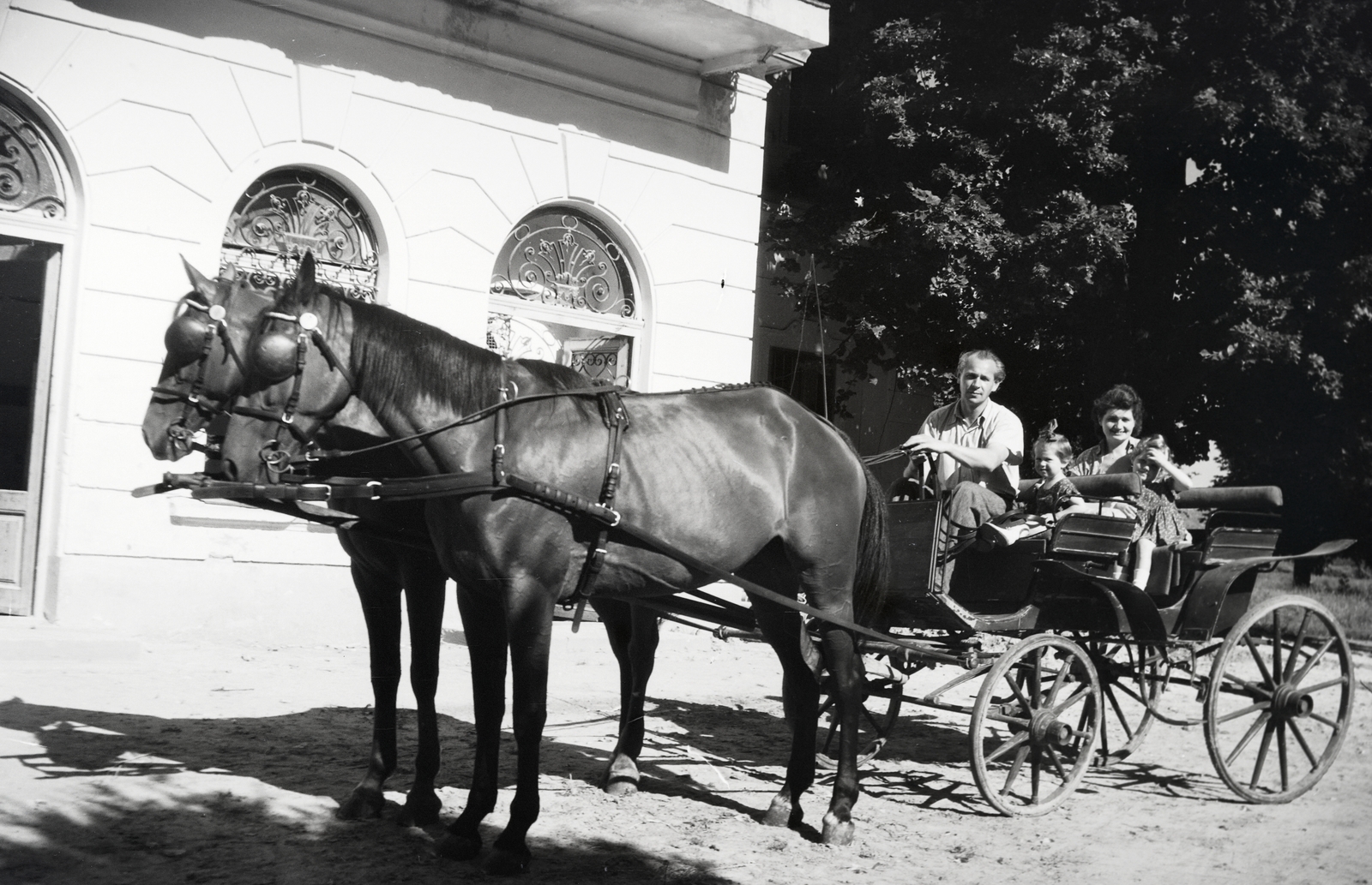 Hungary, a felvétel a Somssich-kastély udvarán készült., 1953, Szilvási hagyaték, Horse-drawn carriage, Fortepan #266472