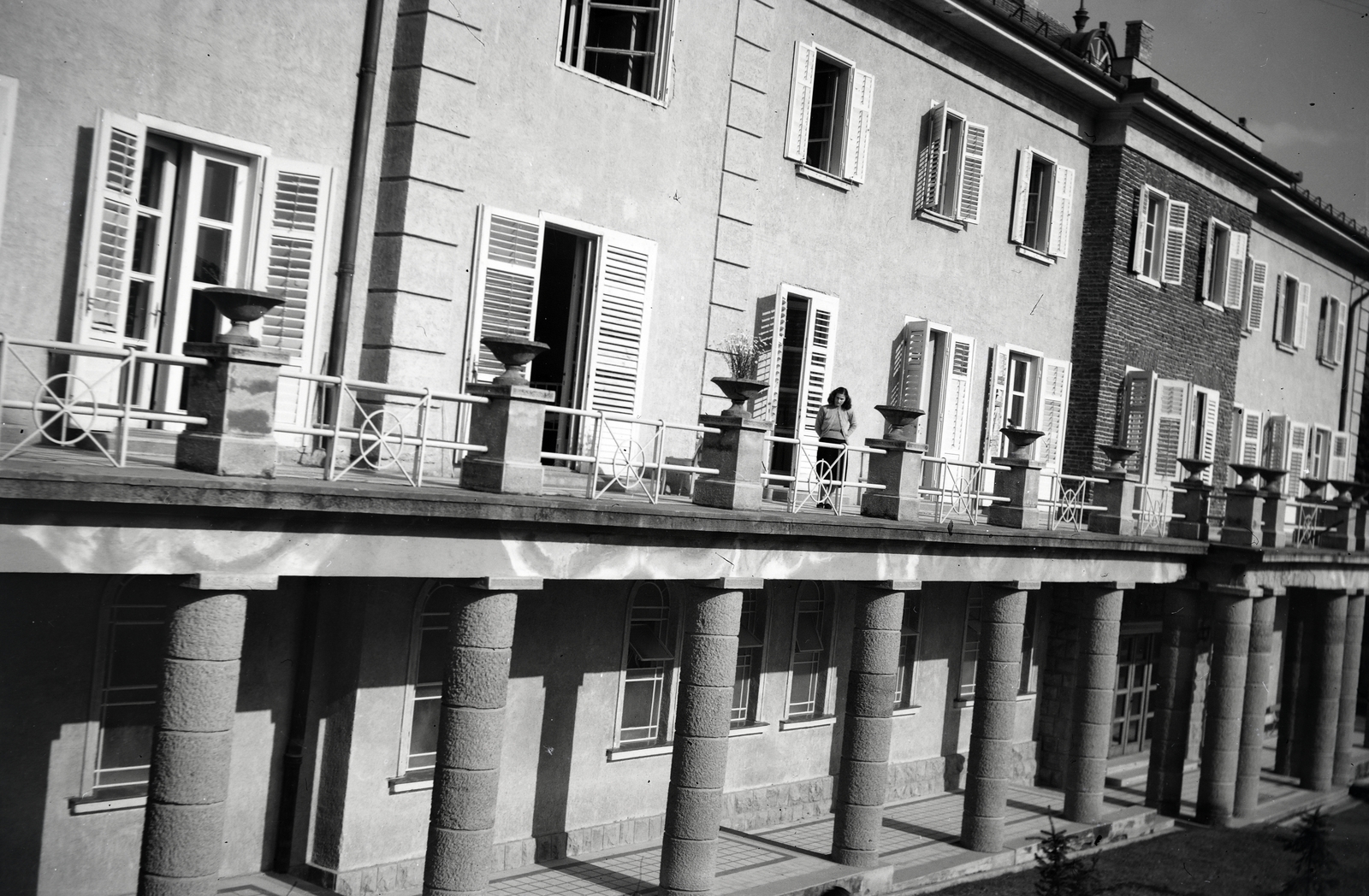 Hungary, untitled, Parádfürdő, Gyógyüdülő, később Parádfürdői Állami Kórház., 1953, Szilvási hagyaték, colonnade, balcony, medical institution, Fortepan #266474