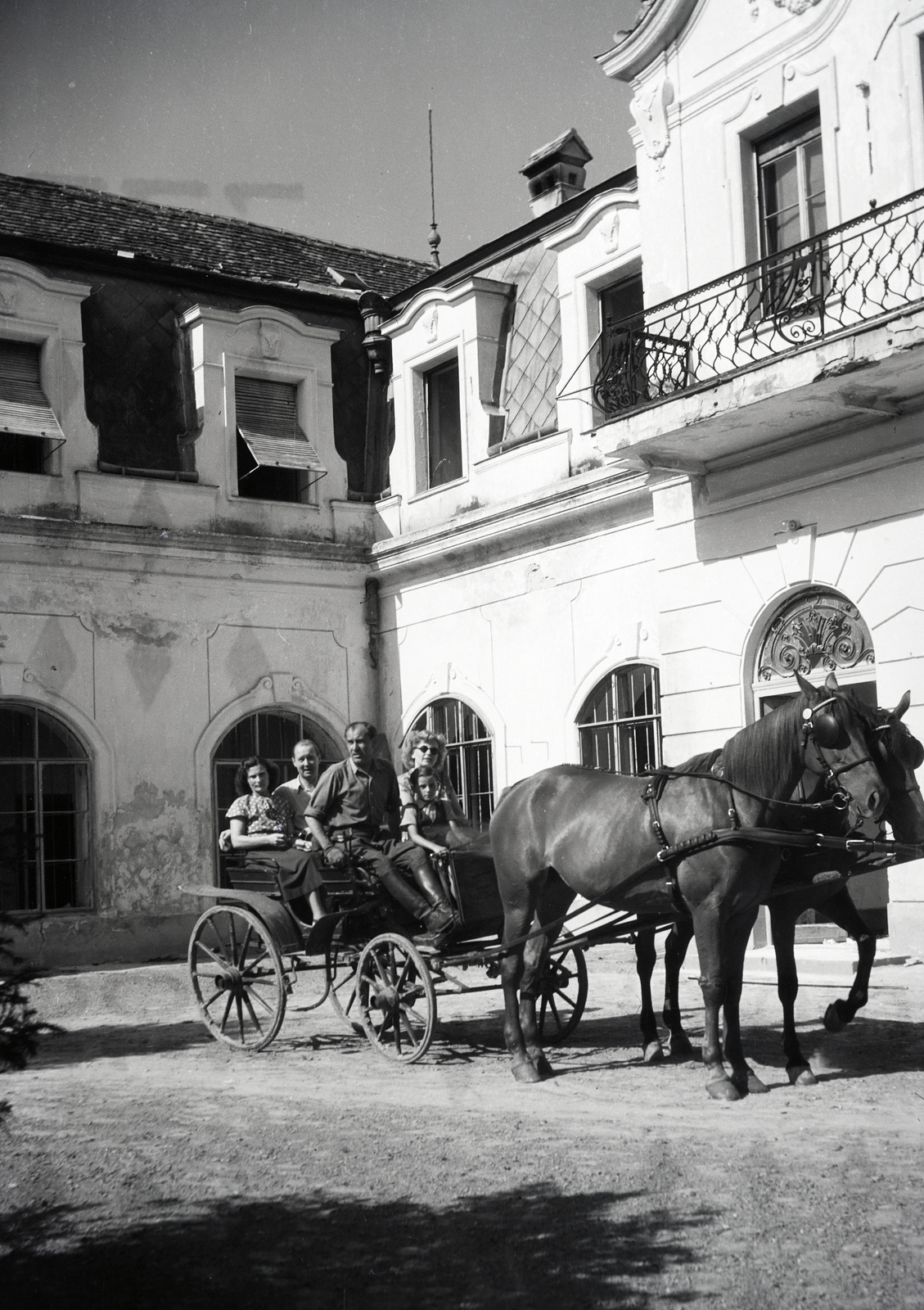 Hungary, a felvétel a Somssich-kastély udvarán készült., 1953, Szilvási hagyaték, Horse-drawn carriage, Fortepan #266475