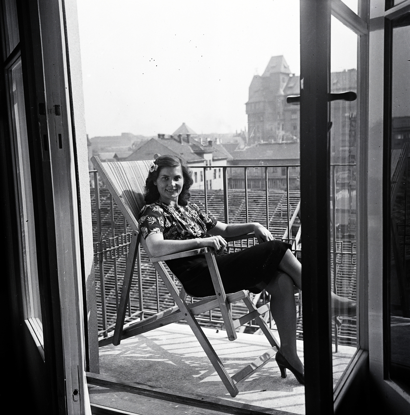 Hungary, Budapest XIII., a felvétel a Victor Hugo (Wahrmann) utca 5. számú ház IV. emeleti lakásában készült., 1940, Szilvási hagyaték, Best of, deck chair, balcony, portrait, Budapest, Fortepan #266476