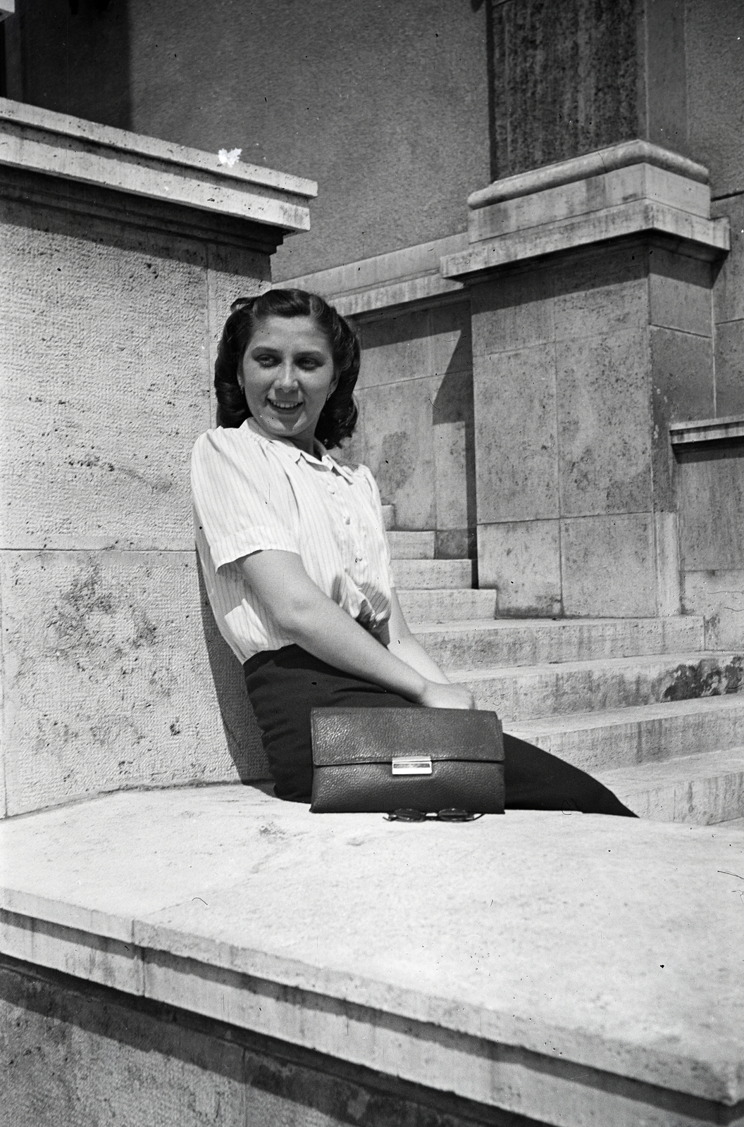 Hungary, Budapest XIII., Újpesti rakpart, a felvétel a Pozsonyi úti református templom főbejárati lépcsőjénél készült., 1943, Szilvási hagyaték, Budapest, portrait, Fortepan #266486