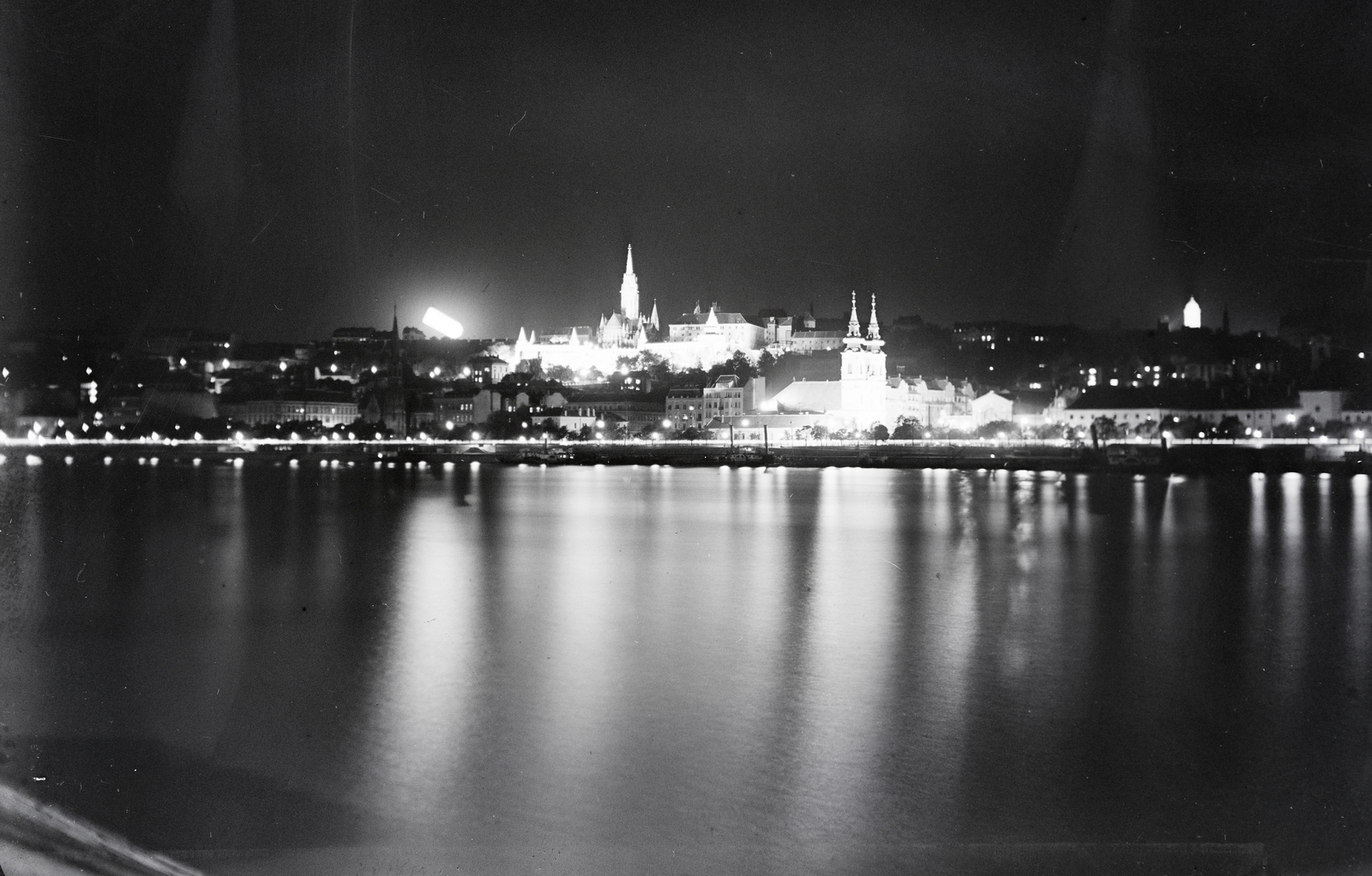 Hungary, Budapest I., kilátás a pesti alsó rakpartról, díszkivilágításban a Halászbástya és a Mátyás-templom, a Batthyány téren a Szent Anna-templom. Jobbra a Mária Magdolna-templom tornya., 1940, Szilvási hagyaték, floodlighting, Budapest, Fortepan #266488