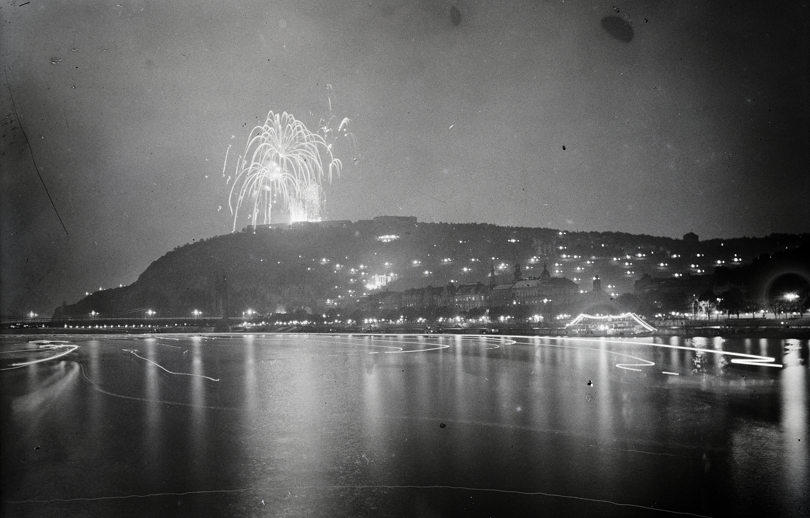 Hungary, Budapest I., tűzijáték a Gellért-hegyen, a felvétel a Széchenyi Lánchíd közelében a Dunán készült., 1940, Szilvási hagyaték, floodlighting, fireworks, Budapest, Fortepan #266490