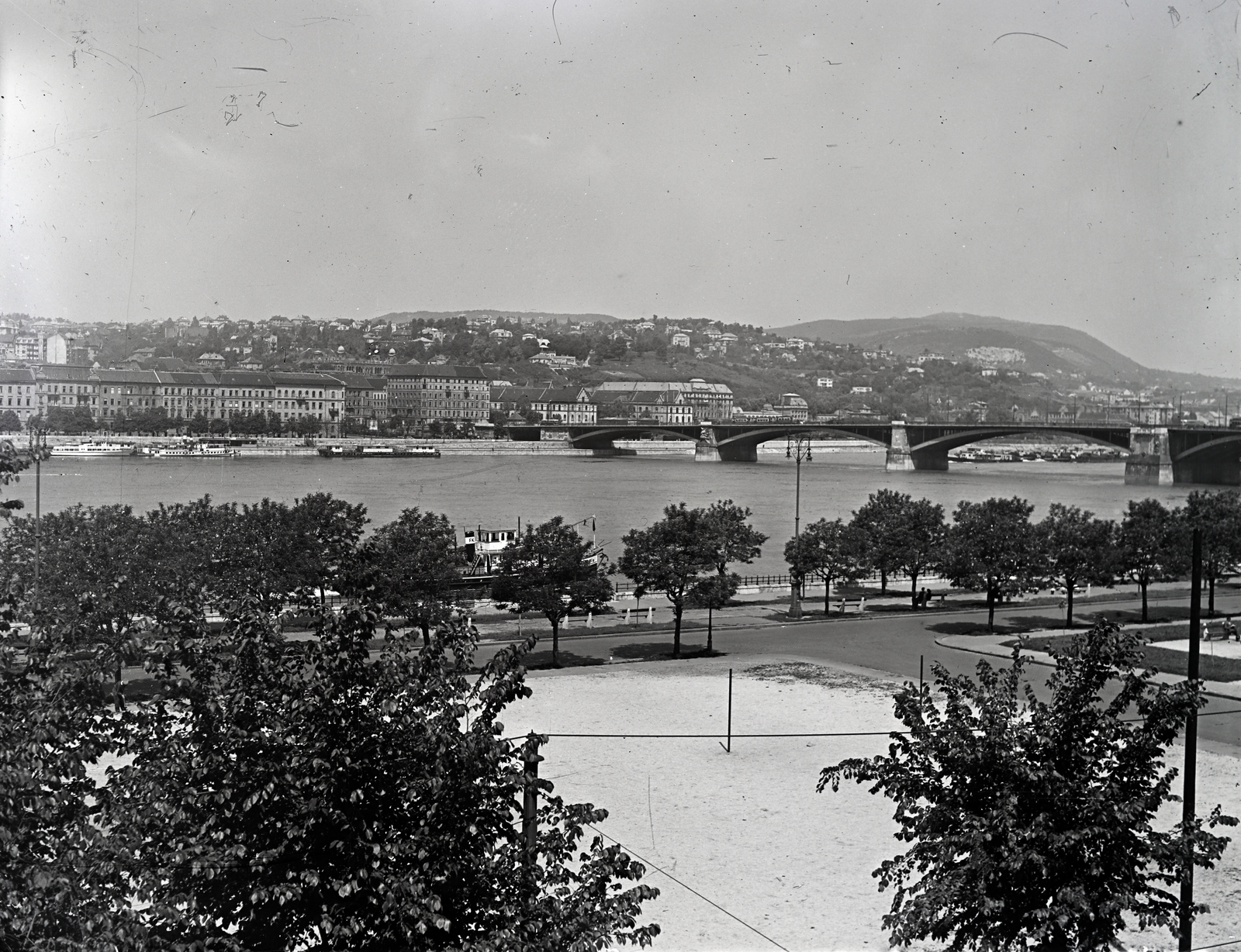 Hungary, Budapest V., a mai Olimpia park területe, a Széchenyi rakpart a Balassi Bálint (Személynök) utca 9-11-ből nézve. Szemben a Margit híd és a Rózsadomb., 1952, Szilvási hagyaték, Budapest, picture, mountain, river, bridge, Fortepan #266501