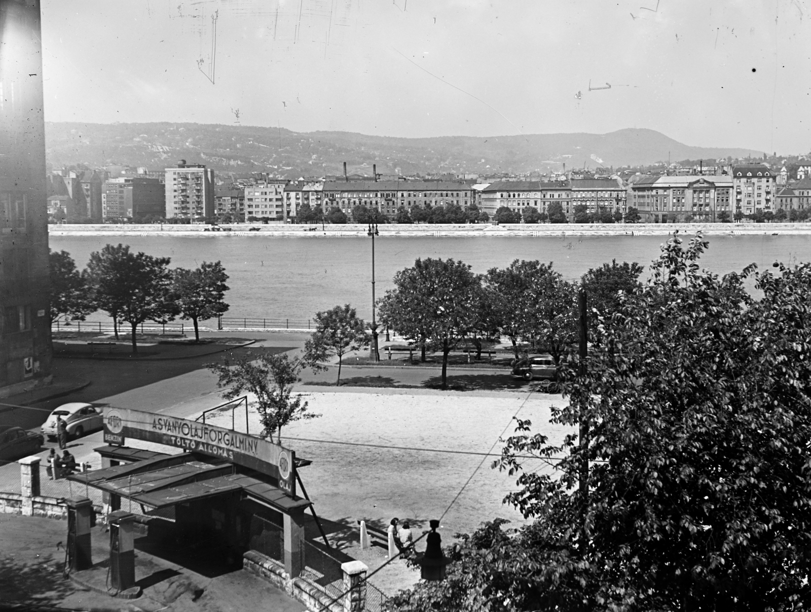 Hungary, Budapest V., a mai Olimpia park területe, a Széchenyi rakpart és a budai Duna-part a Balassi Bálint (Személynök) utca 9-11-ből nézve. Balra a Markó utca melletti ház látható., 1952, Szilvási hagyaték, Budapest, picture, river, gas station, Fortepan #266502