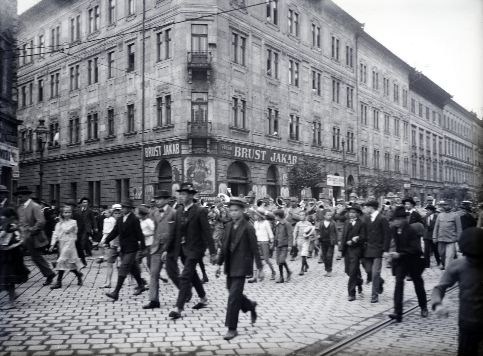 Magyarország, Budapest IX., Üllői út, balra a Sobieski János utca torkolata. Tüntetés a háború mellett az I. világháború kitörése után, 1914. július végén - augusztus elején., 1914, Szilvási hagyaték, Budapest, Fortepan #266505