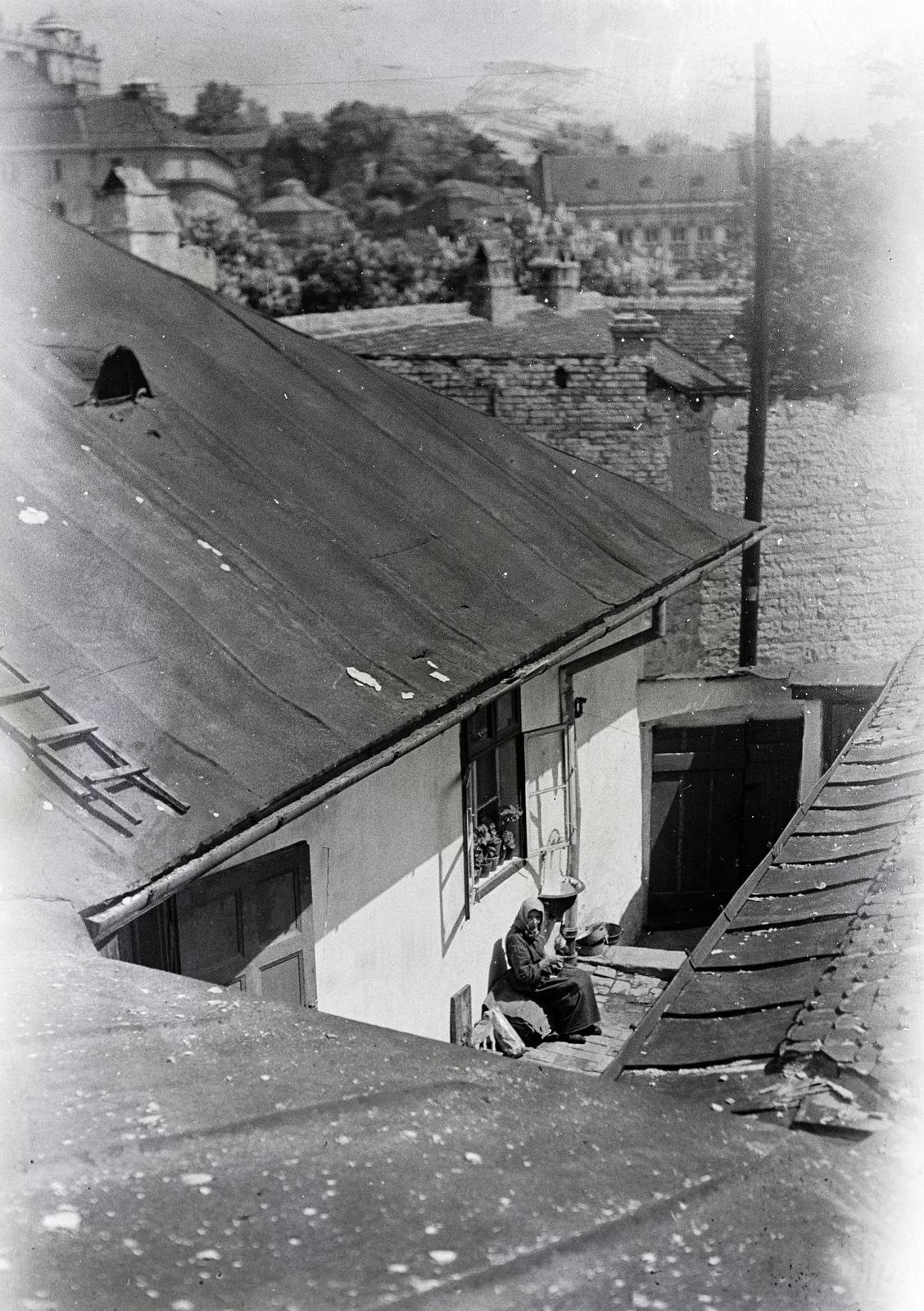 Magyarország, Tabán, Budapest I., rálátás a Holdvilág utca 17-es számú házra és udvarára a Harkály utca felől., 1929, Szilvási hagyaték, háztető, magány, falikút, Budapest, Fortepan #266509