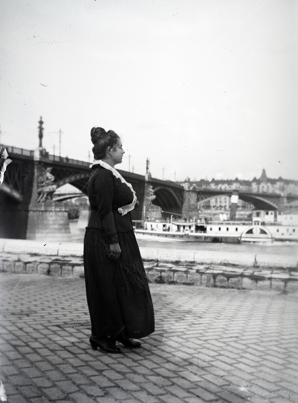 Magyarország, Budapest II.,Budapest XIII., budai alsó rakpart, szemben a Margit híd, a Dunán a József Főherczeg (később Dömös) oldalkerekes gőzhajó. Háttérben a Palatinus házak., 1916, Szilvási hagyaték, gőzhajó, sziluett, Budapest, Fortepan #266511