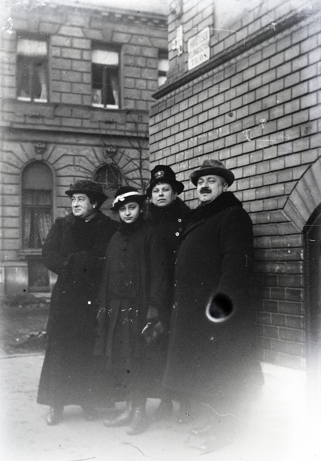 Magyarország, Budapest II., Frankel Leó út (Zsigmond utca), a felvétel a Budai Irgalmasrendi Kórház előtt készült, háttérben az Üstökös utca., 1916, Szilvási hagyaték, család, zománctábla, hirdetmény, Budapest, Fortepan #266522