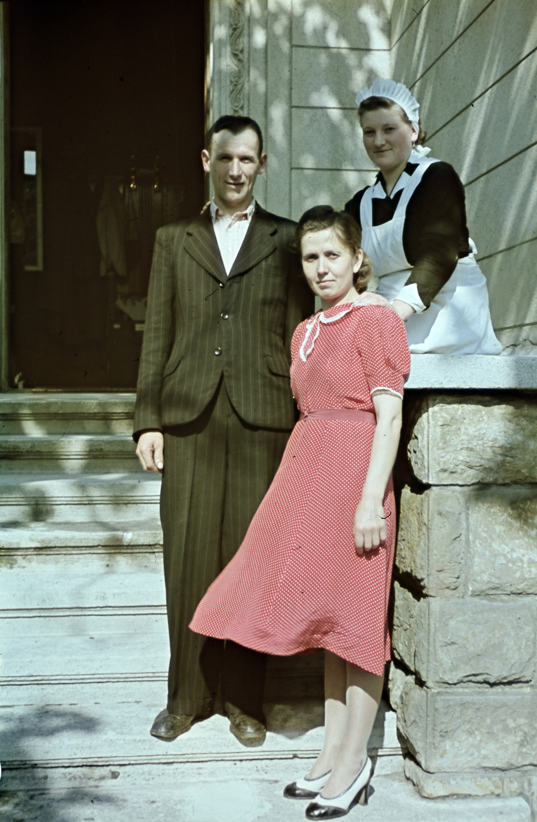 Magyarország, Székesfehérvár, a felvétel a Pattantyús-villa bejáratánál készült., 1941, Ábrahám Katalin és László, portré, színes, Fortepan #266537
