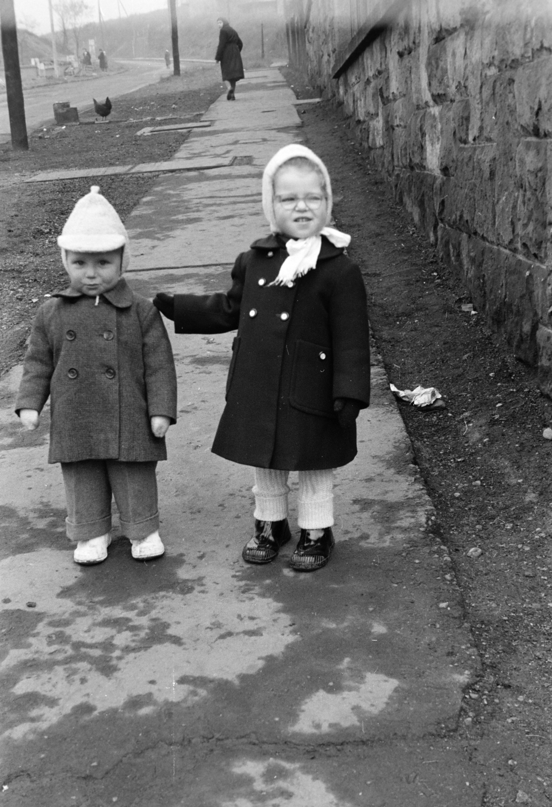 Magyarország, Budapest XI., Alsóhegy utca, a felvétel a Köbölkút utca - Ménesi út közötti szakaszon készült., 1955, Ábrahám Katalin és László, portré, kislány, kabát, kisfiú, sapka, lejtő, fejkendő, Budapest, Fortepan #266545