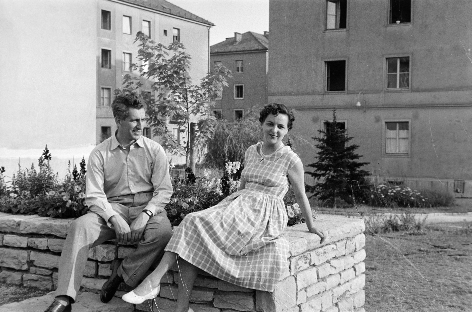 Hungary, Budapest XI., a felvétel a Villányi út 55-65. szám alatti 181 lakásos mintalakótelepen készült, amelyet az építésügyi tisztviselők számára alakítottak ki 1954-ben., 1956, Ábrahám Katalin és László, Budapest, portrait, Fortepan #266555