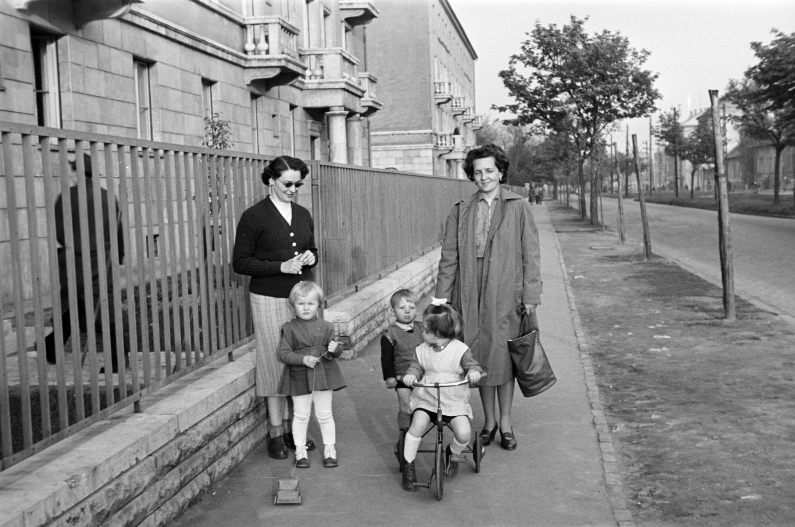 Hungary, Budapest XI., Villányi út, a felvétel a 55-65. szám alatti, az építésügyi tisztviselők számára 1954-ben kíalakított 181 lakásos mintalakótelep kerítése előtt készült., 1956, Ábrahám Katalin és László, Budapest, walk, kids' tricycles, Fortepan #266557