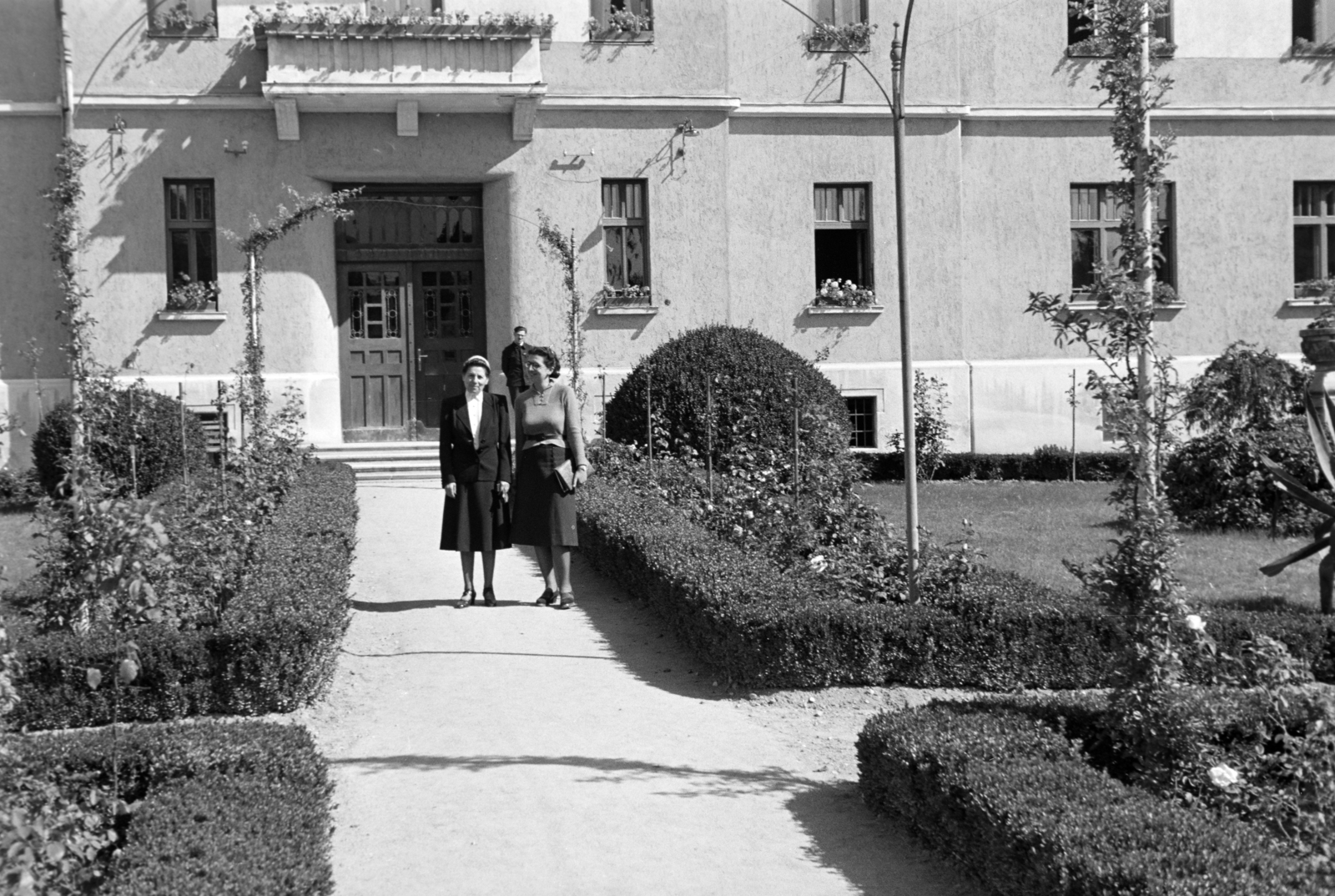 Hungary, Kőszeg, Felső (Külső) körút 4., MÁV Árvaház és internátus (később MÁV Nevelőintézet)., 1940, Ábrahám Katalin és László, hedge, bush, Fortepan #266562