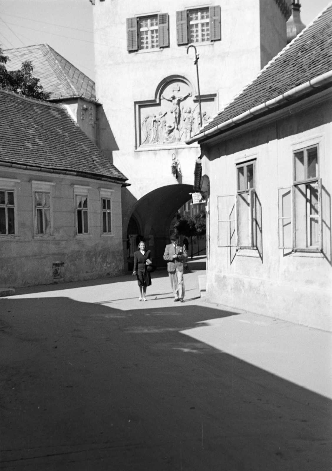Hungary, Kőszeg, Városház utca, Hősök kapuja., 1940, Ábrahám Katalin és László, Fortepan #266563