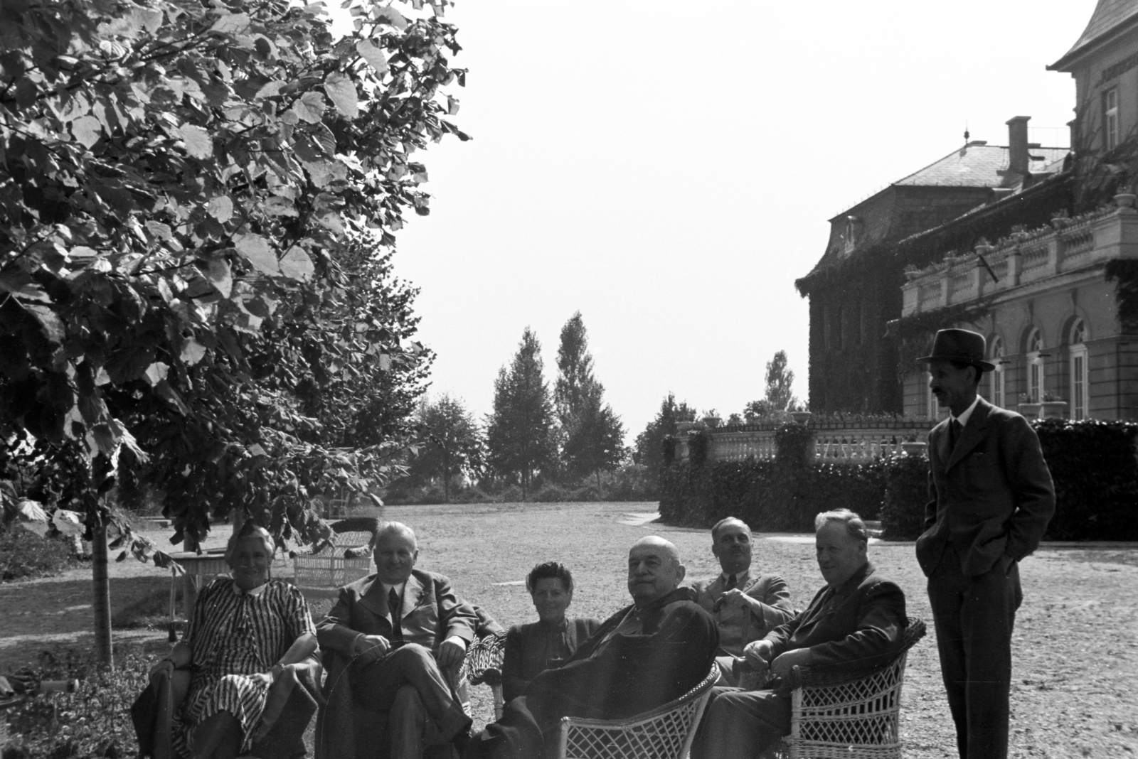 Hungary, Kőszeg, a felvétel a Jurisich Miklós Honvéd tiszti gyógyház, később SZOT üdülő parkjában készült., 1940, Ábrahám Katalin és László, Fortepan #266564