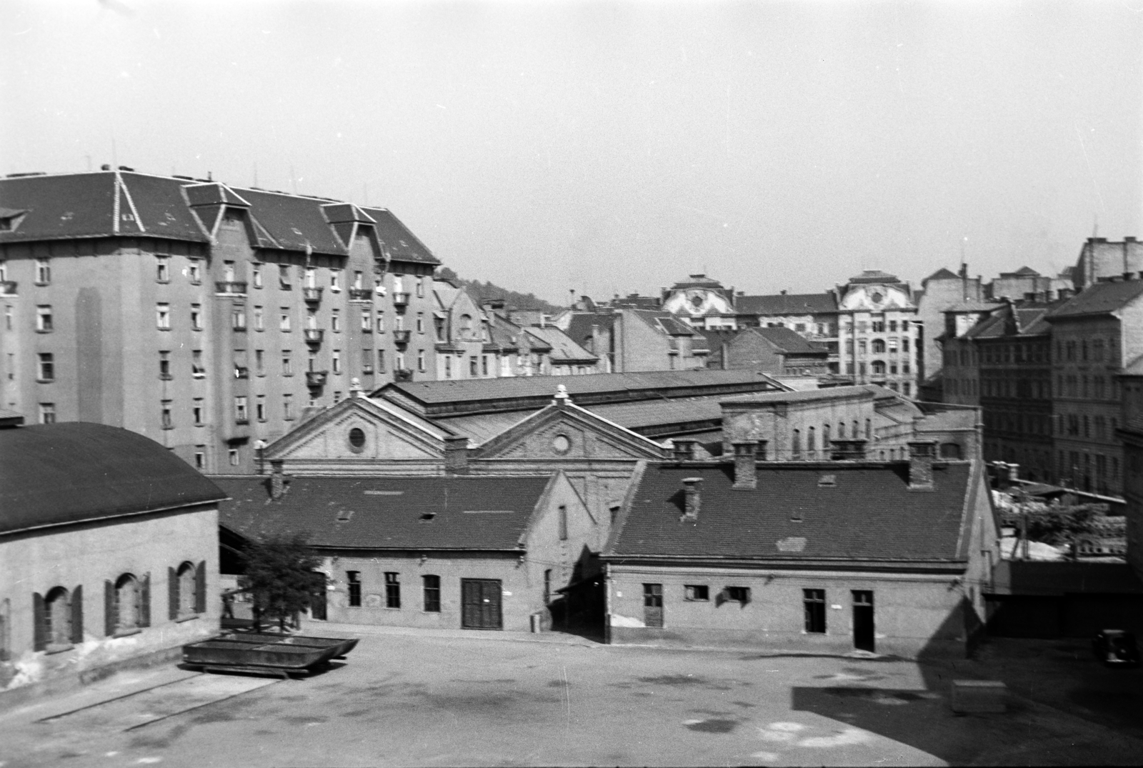 Hungary, Budapest II., kilátás a Bem József utca 12-es számú házból a Tölgyfa utca - Fekete Sas (Pálffy) utca - Henger utca határolta területen lévő Pálffy-telep (kocsiszín, áramátalakító) felé., 1940, Ábrahám Katalin és László, Budapest, vanished building, Fortepan #266568