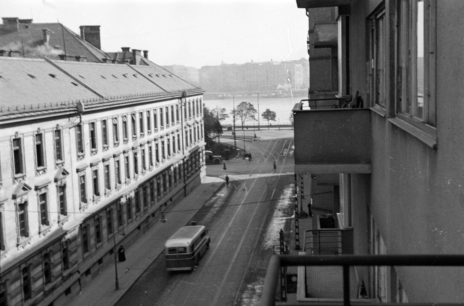 Hungary, Budapest II., kilátás a Bem József utca 12-es számú ház egyik erkélyéről a Radetzky-laktanya és a Duna felé., 1940, Ábrahám Katalin és László, Danube, Budapest, disappeared, Fortepan #266569