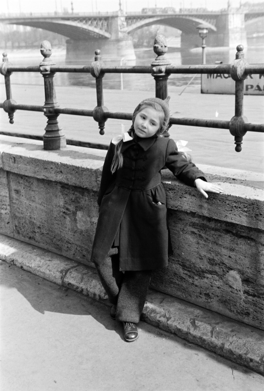 Hungary, Budapest II., Bem (Margit) rakpart, háttérben a Margit híd., 1940, Ábrahám Katalin és László, portrait, Budapest, leaning, girl, Fortepan #266574