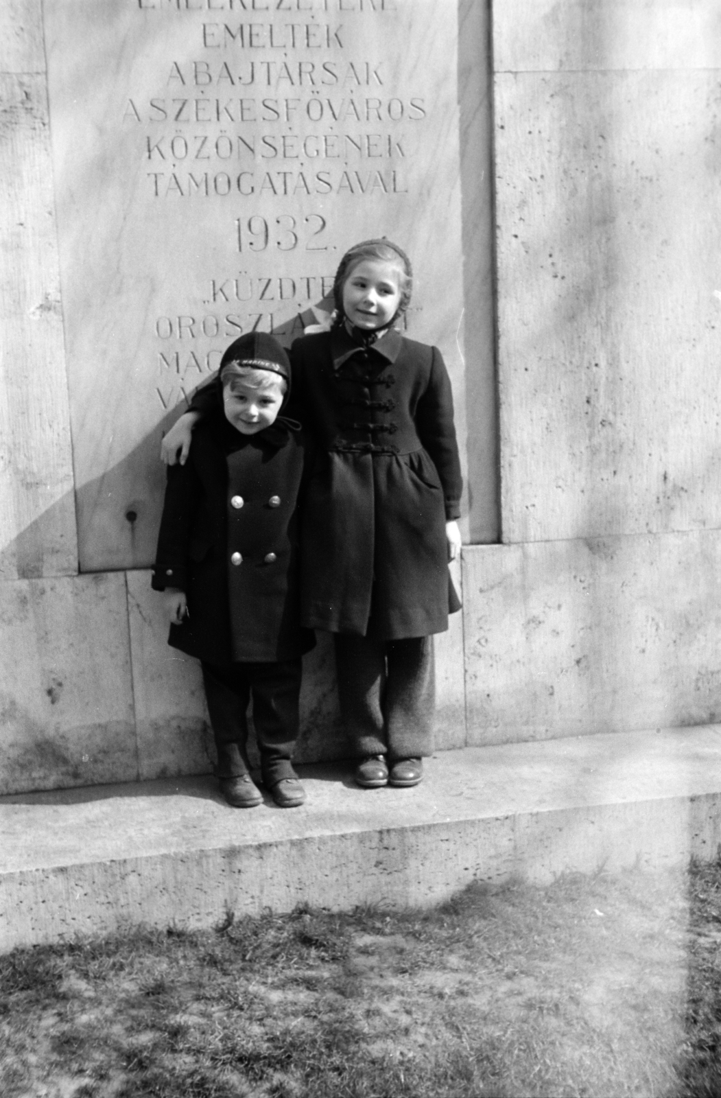 Hungary, Budapest II., a mai Gyóni Géza (ekkor névtelen) tér a Margit híd budai hídfőjénél, a lengyel Przemyśli 2-es tüzérezred hősi emlékművének talapzatánál készült a felvétel., 1940, Ábrahám Katalin és László, portrait, monument, Budapest, Fortepan #266576