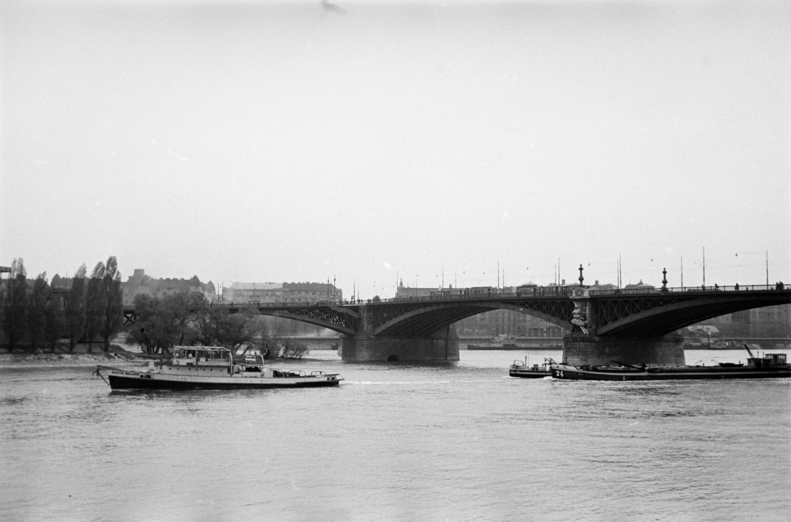 Hungary, Budapest II.,Budapest XIII.,Budapest V., a Margit híd és a szigeti lejáró a budai alsó rakpartról nézve., 1940, Ábrahám Katalin és László, Budapest, Fortepan #266579