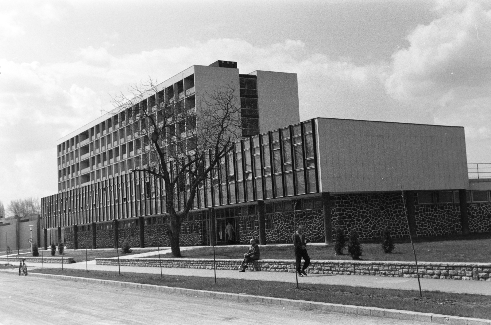 Magyarország, Hajdúszoboszló, Mátyás király sétány 10. (Lenin utca), SZOT Béke Gyógyüdülő., 1967, Ábrahám Katalin és László, modern építészet, Fortepan #266588